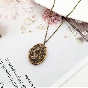 🎉 New Antiqued Floral Etched Oval Locket Necklace